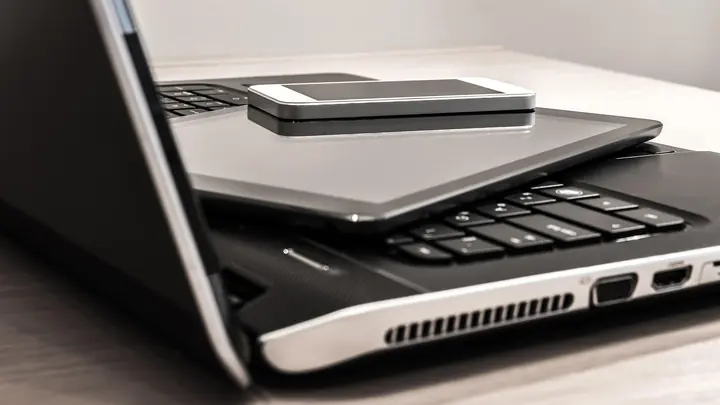 Editorial zu KI Telefonassistenten für Unternehmen